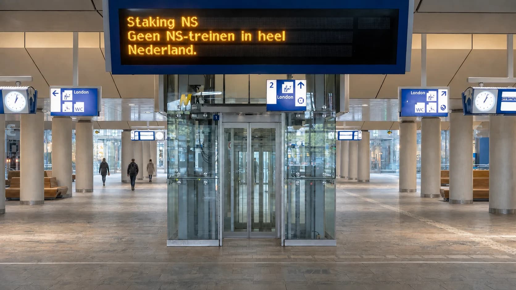 Een leeg stationsgebouw met een vertrekbord dat meldt dat er geen NS-treinen rijden in heel Nederland