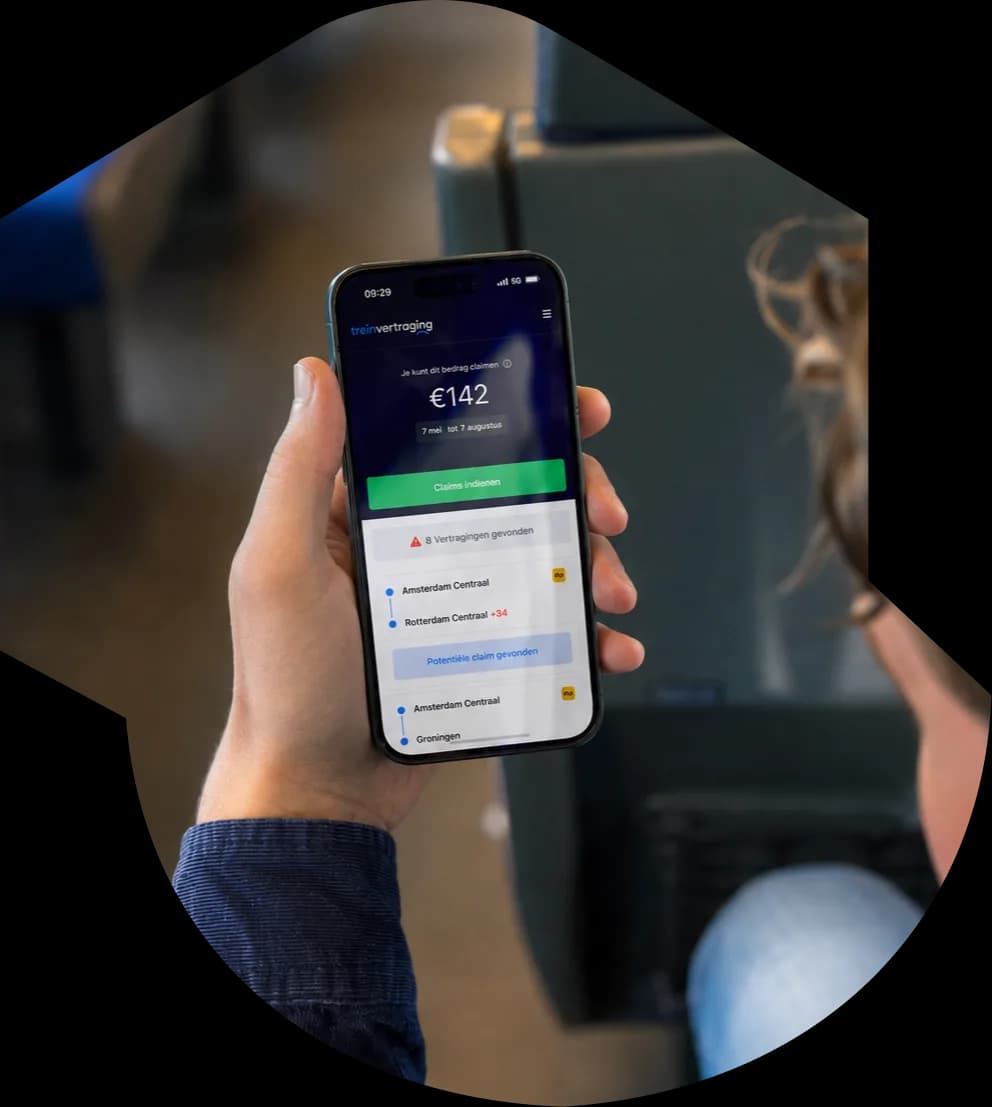 Reiziger bekijkt in de trein de trein-vertraging.nl app met een claim van €142